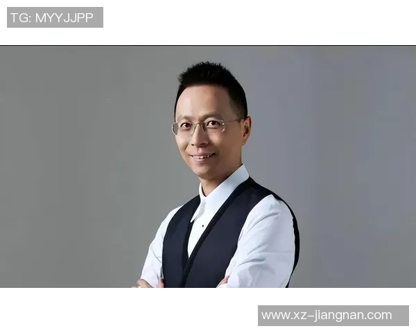 詹俊现场解说曼城对阵利物浦社媒晒照展现紧张氛围与激情时刻